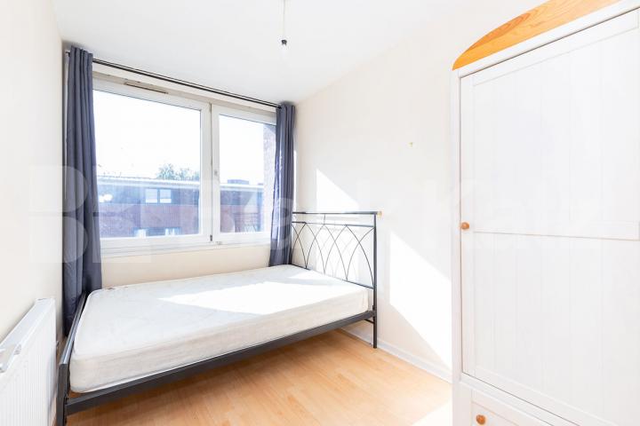 Arranged over 2 floors is this 4 bedroom with balcony and modern kitchen Twyford Street, Kings Cross
